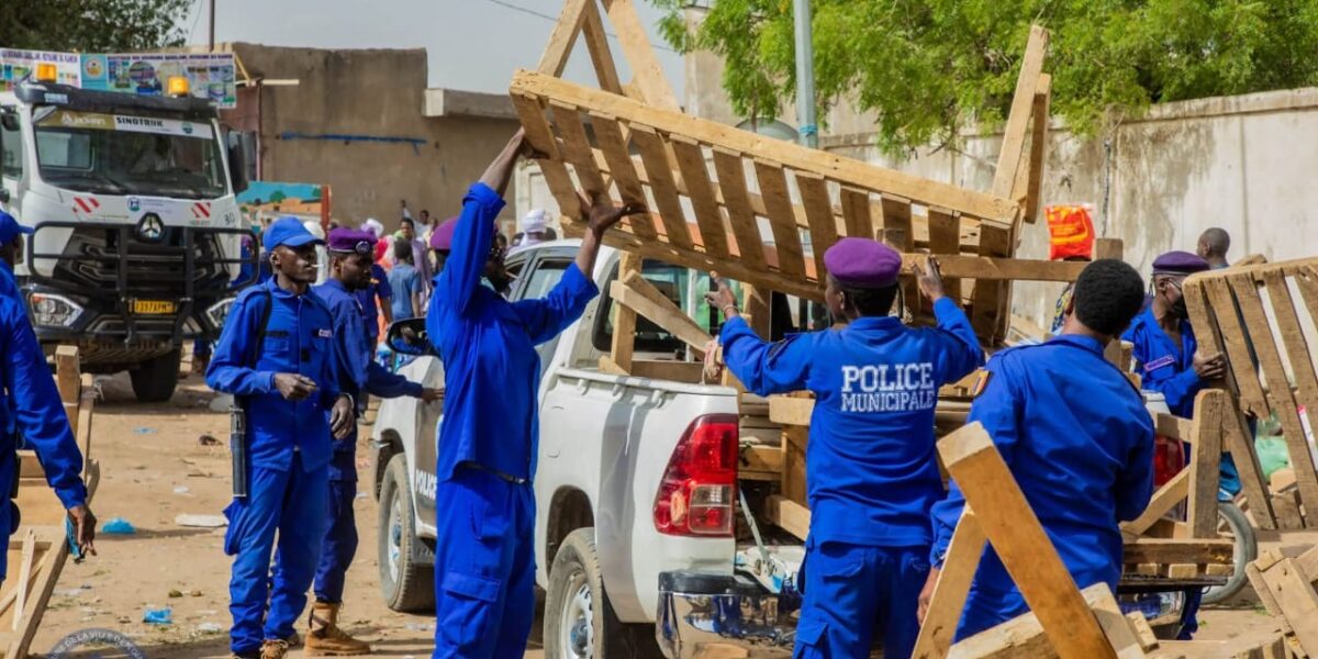 تشاد: حملة حازمة في قلب أنجمينا — البلدية تُزيح الفوضى عن شارع فيليكس مالوم