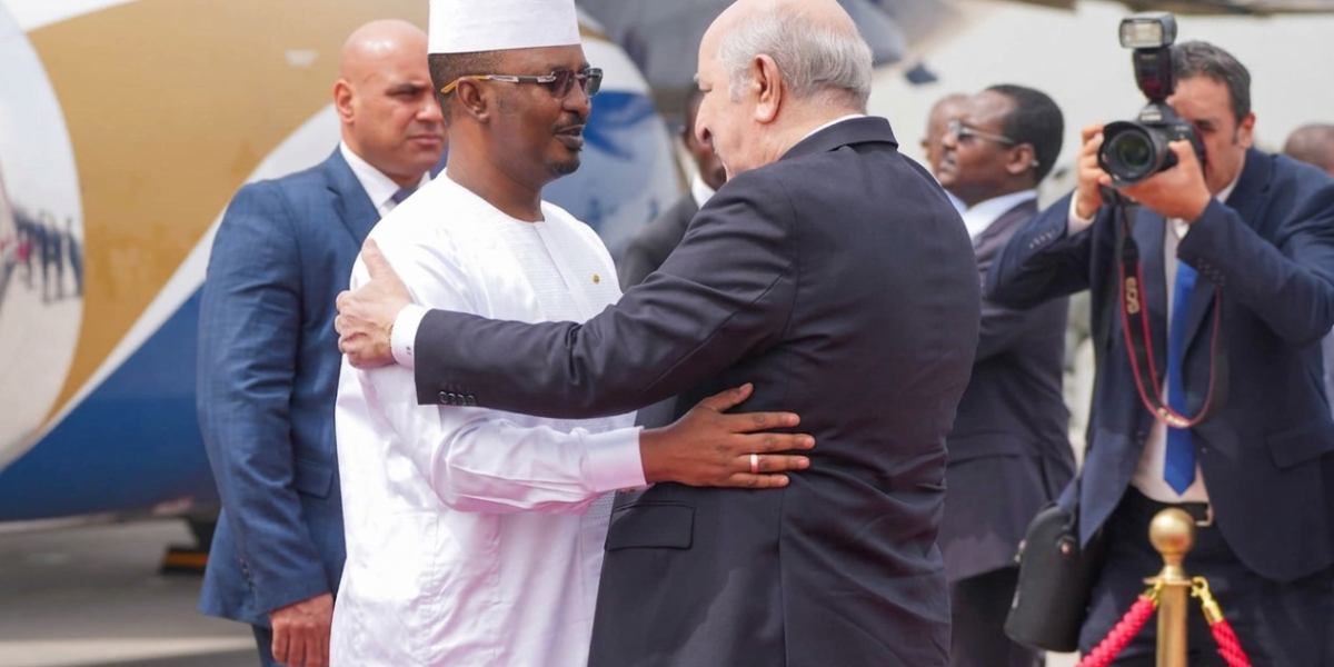 ديبي يصل الجزائر في زيارة رسمية لتعزيز التعاون الثنائي