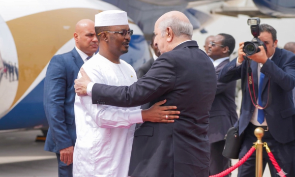 ديبي يصل الجزائر في زيارة رسمية لتعزيز التعاون الثنائي