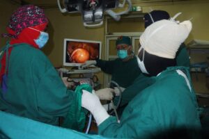 تشاد: بعثة جراحية بالتنظير البطني لتعزيز الرعاية الصحية للنساء “فريق تشادي فرنسي يجري عمليات لـ30 مريضة”