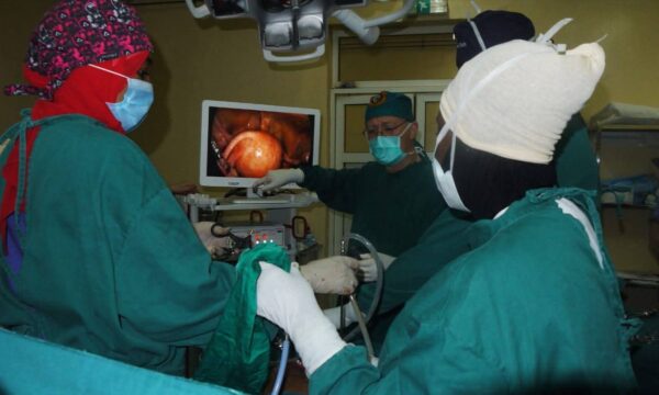 تشاد: بعثة جراحية بالتنظير البطني لتعزيز الرعاية الصحية للنساء “فريق تشادي فرنسي يجري عمليات لـ30 مريضة”