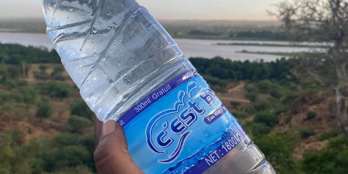 تشاد تسحب مياه “C’est Bon” من الأسواق بعد رصد مخالفات صحية