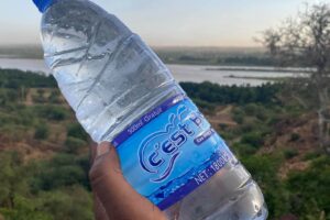 تشاد تسحب مياه “C’est Bon” من الأسواق بعد رصد مخالفات صحية