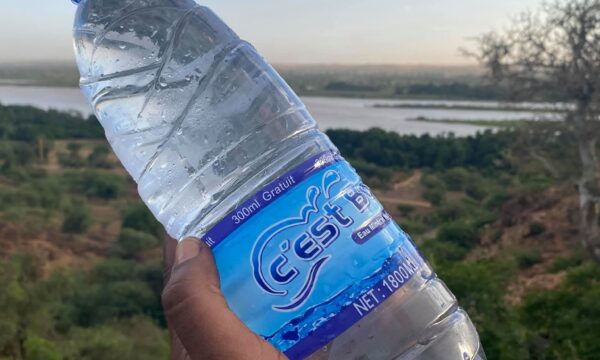 تشاد تسحب مياه “C’est Bon” من الأسواق بعد رصد مخالفات صحية