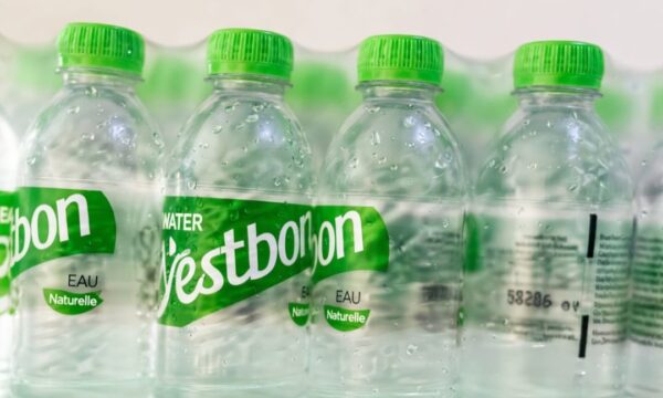 تشاد تسحب مياه “C’est Bon” من الأسواق بعد رصد مخالفات صحية