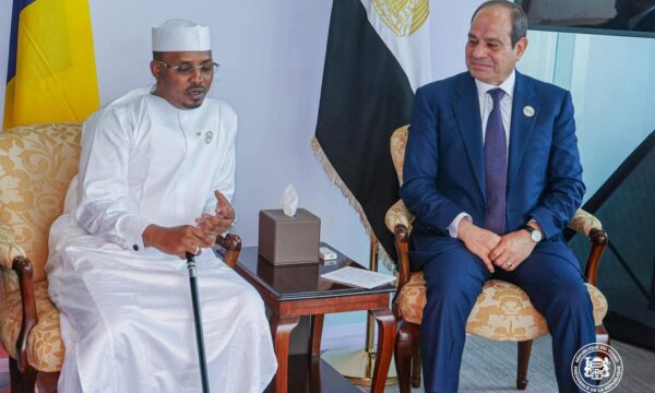 ديبي والسيسي يبحثان تعزيز التعاون الثنائي على هامش قمة “أفريقيا إلى الأمام”