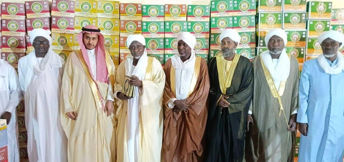 السفارة السعودية بأنجمينا تسلّم 30 ألف نسخة من المصحف الشريف للمجلس الإسلامي