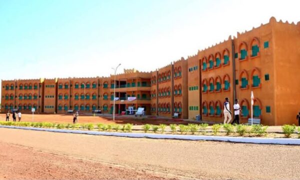 بوركينا فاسو تلزم المتفوقين بالدراسة في الجامعات المحلية