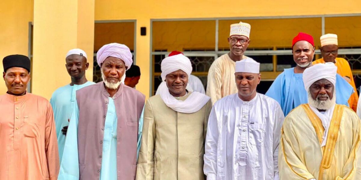 بعثة المجلس الإسلامي تحط الرحال في بنقور لتعزيز التعايش المجتمعي.. والسلطات تؤكد أهمية الشراكة مع القيادات الدينية