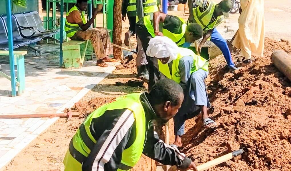 انسداد مجرى مياه الأمطار يعرقل حركة السكان في أنغابو شيب.. وتدخل بلدي لمعالجة الوضع