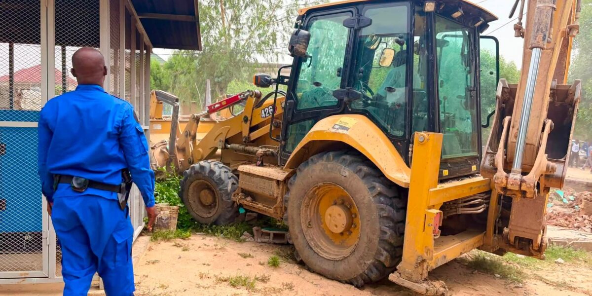 شرطة بلدية أنجمينا تُخلي مساحة خضراء في مرسال بعد تحويلها إلى مَشْرَب للمشروبات الكحولية